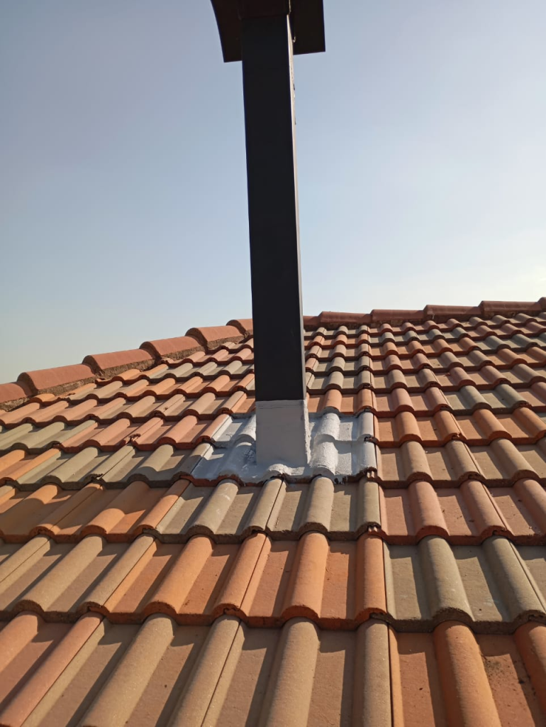 chimney supplied, installed and sufficiently waterproofed for a free standing fireplace